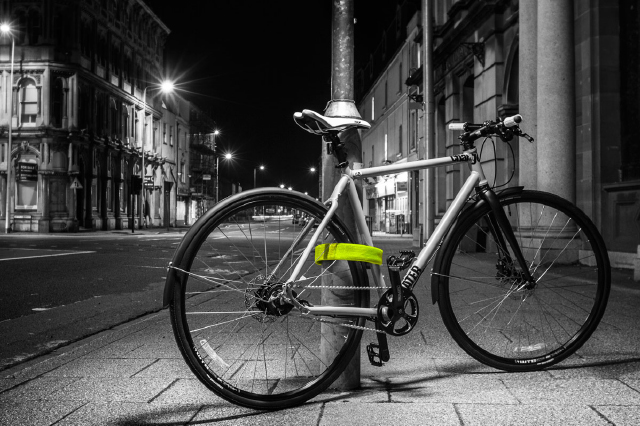 Litelok_lightweight-flexible_bicycle-lock_Boa-Green_night-bike-locked